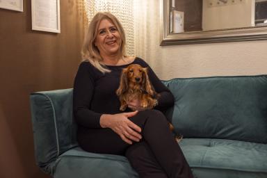 Andrea Neubauer mit Therapiehund Nicolaj